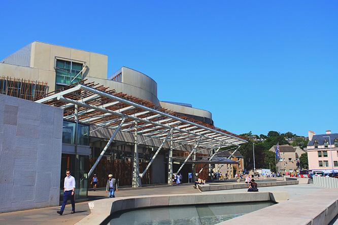 世界遺産都市エジンバラにそびえる異色の現代建築は、2004年にオープンした〈スコットランド国会議事堂〉。故エンリック・ミラーレスとベネデッタ・タリアブーエによる渾身作は館内ツアーもあり。
