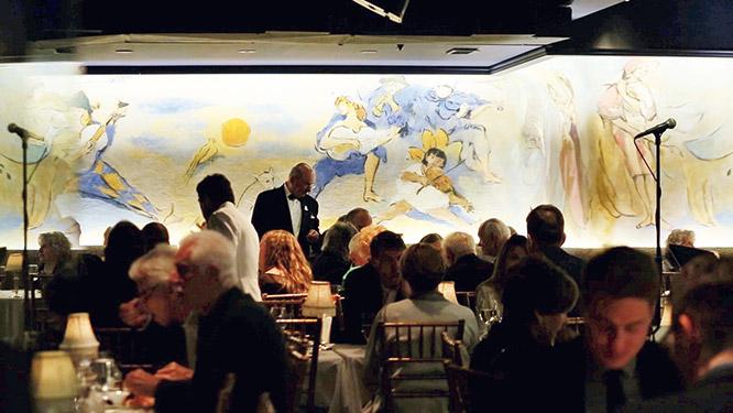  毎週ウディ・アレンがクラリネットを演奏する〈カフェ・カーライル〉。ハンガリー人イラストレーター、マルセル・ヴェルテスによる壁画はまさに文化遺産。