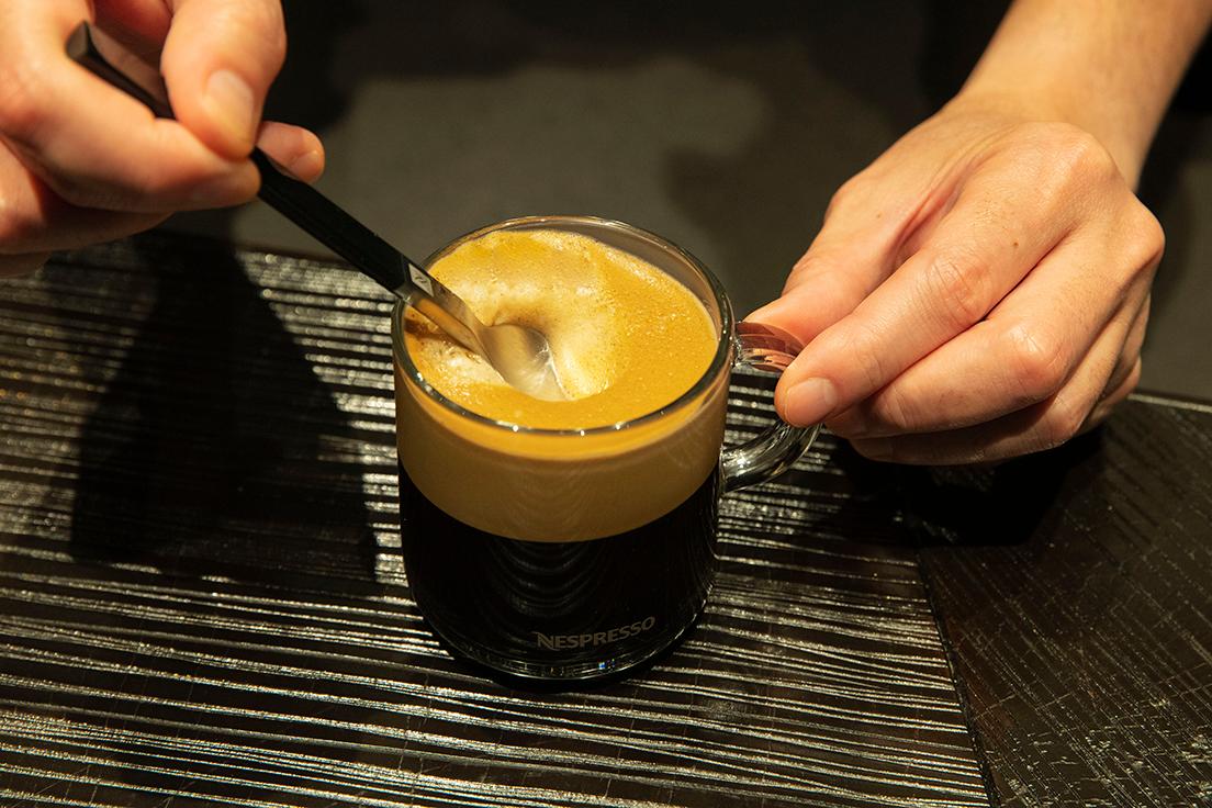 ネスプレッソ「ヴァーチュオ」の豊かなクレマは、スプーンでコーヒーと混ぜ込んで一緒に楽しむのが新しいスタイル。