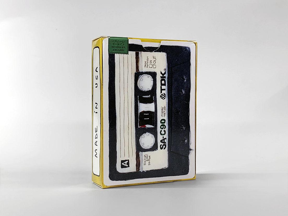 《Boombox Card Deck》カセットテープ？　いえいえ、トランプカードです。　©Tom Sachs 
