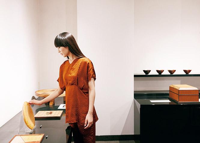 工房のギャラリー。「日本の昔のデザインには、職人の遊び心が感じられる」とかしゆか店主。