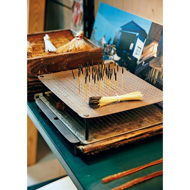 Straw-handled, western Japan-style senko hanabi. Mr. Tsutsui’s studio is the only one currently producing these in Japan.