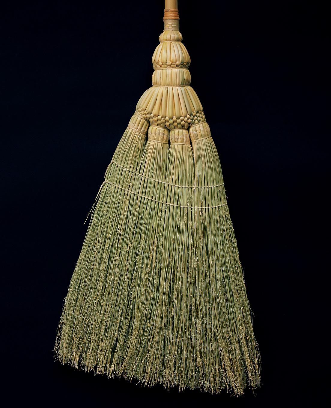 Purchase No. 29 [Matsumoto Hōki] A supple, sturdy broom from a town known for its folk arts.