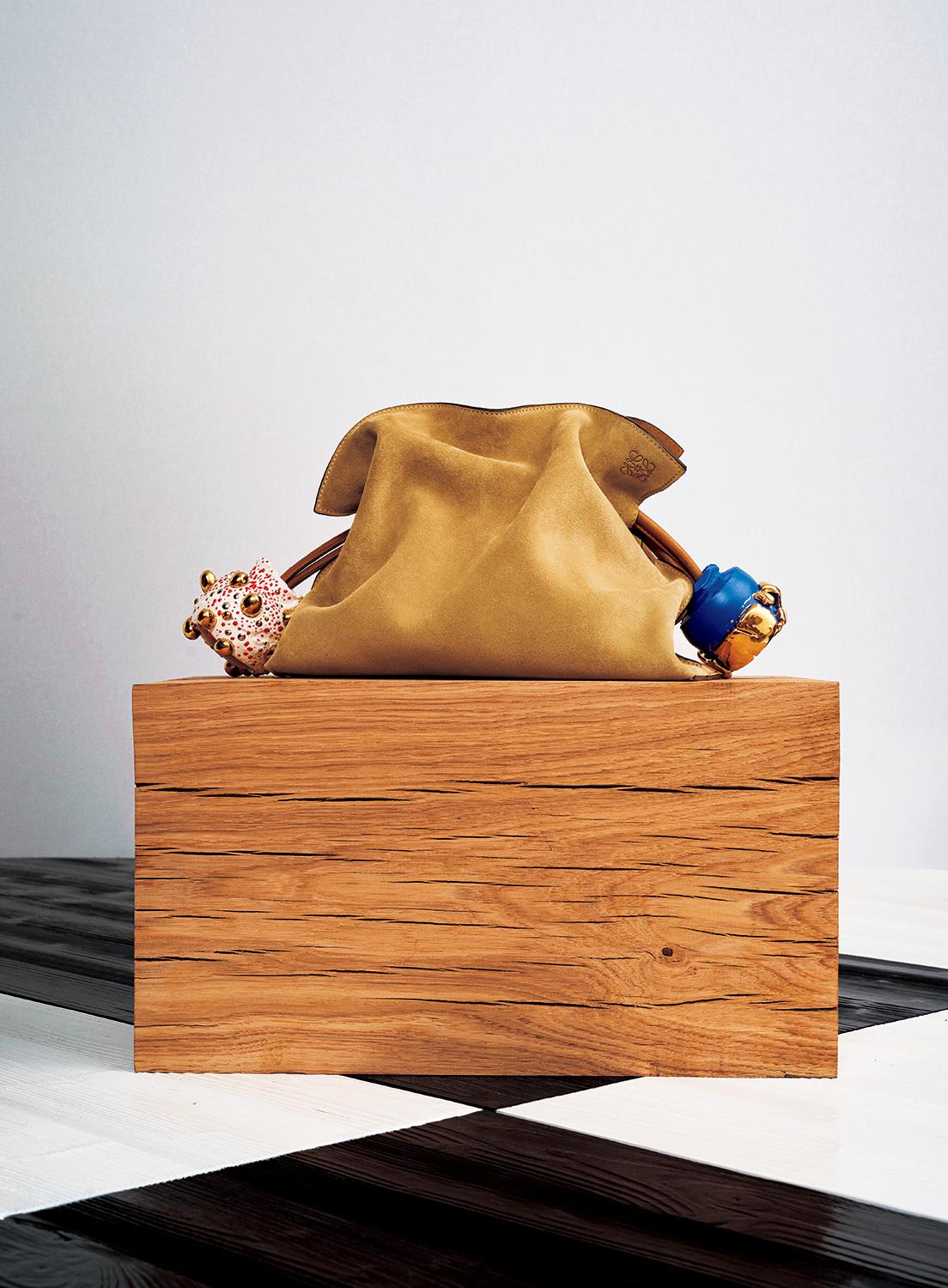 ポップな色合いの陶製のチャームをドローストリングにつけたクラッチ《フラメンコ》。上の写真の1点のみ日本で販売予定。2,237,400円（予定価格）。