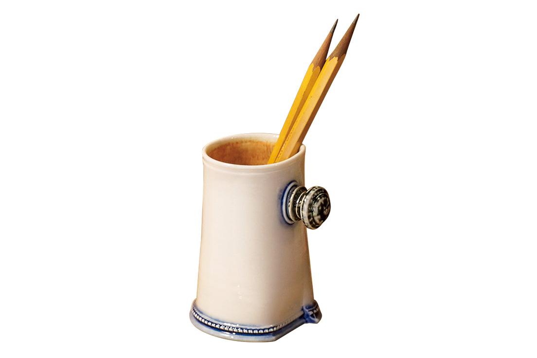 Pen Potティーカップとも一味違うペン立て。デザインもサイズも異なる36種類を展示販売。こちらは磁器のボディに陶器の持ち手が付いたもので、650ポンド。