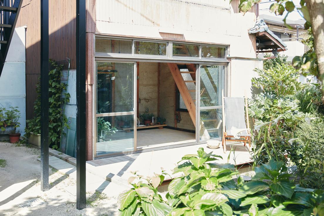 夫で陶芸家でもある成田周平の実家の一部を、二人で改装した工房。奥にキッチンがある。