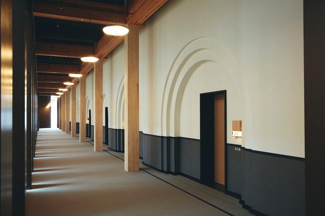保存棟3階の廊下は、京都中央電話局時代からの連続するアーチ状の意匠が印象的。2トーンに色分けされた壁も含めて廊下は落ち着いた色調でまとめられていて、バーやロビーなどの華やかな空間と好対照をなしている。客室エリアは静かで快適。