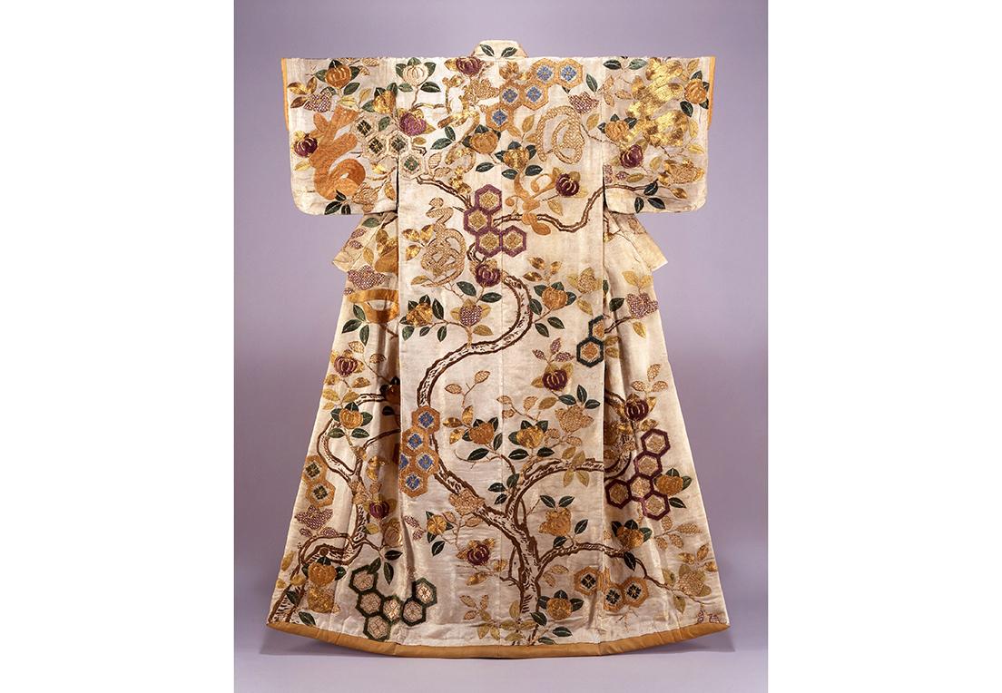 《白綸子地橘亀甲文字模様小袖》　一領　江戸時代　18世紀　サントリー美術館