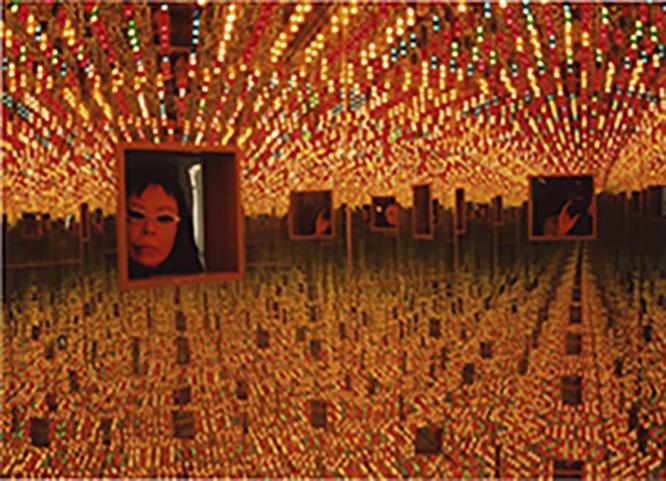 《無限の鏡の間》1966/1994年。2000年、フランス・ディジョン〈Le Consortium〉での個展「Love Forever」展示風景。Image  © Yayoi Kusama. Courtesy of David Zwirner, NewYork; Ota Fine Arts, Tokyo/Singapore/Shanghai; Victoria Miro, London; YAYOI KUSAMA Inc.