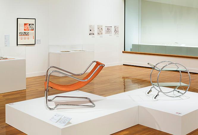 左のオレンジの椅子はラジスラフ・ジャークとアントニーン・キバルによる肘掛椅子《シエスタ》、右の円形の家具はアンドレ・エンデレ、ヒネク・ゴットヴァルト社の配膳台。安くて手入れも簡単なクロムメッキのパイプを使った家具は1930年代に流行した。