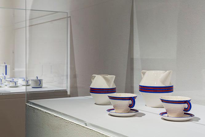 ヘレナ・ヨーノヴァー、陶器製造組合の食器。この頃、機能的で衛生的な暮らしを目指す「美しい部屋」という組織による啓蒙活動が起こり、シンプルでさまざまに使える食器が人気となる。
