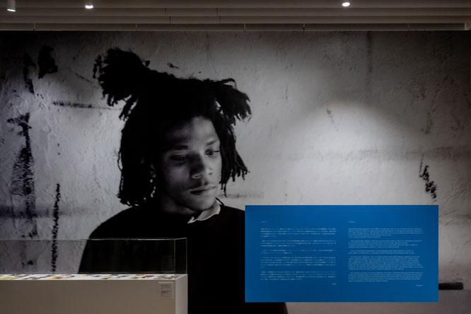 会場入り口。背の高いバスキアは目立つ存在だったという。　Artwork © Estate of Jean-Michel Basquiat. Licensed by Artestar, New York