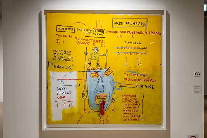 ジャン＝ミシェル・バスキア《オニオン・ガム》1983年。「MADE IN JAPAN」と描かれた文字がある作品。タイトルの《オニオン・ガム》は文字通り玉ねぎの味のガム。もちろんおいしいわけではなく、いたずらなどに使われるもの。　Courtesy Van de Weghe Fine Art, New York  Artwork © Estate of Jean-Michel Basquiat.  Licensed by Artestar, New York