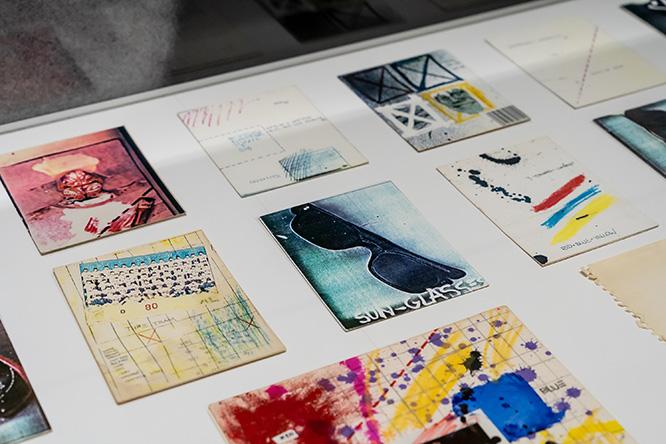 10代終わりのころ、バスキアがカラーコピーなどで制作し、レストランなどで販売していたポストカードの展示風景。うち1点をアンディ・ウォーホルが購入している。　Artwork © Estate of Jean-Michel Basquiat.  Licensed by Artestar, New York