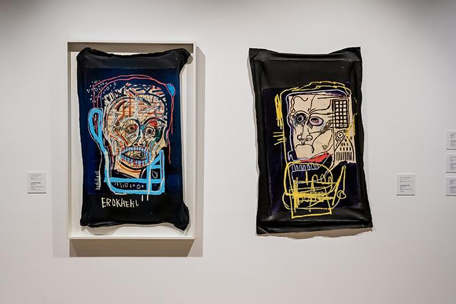 （左から）ジャン＝ミシェル・バスキア《メイド・イン・ジャパン1》1982年（Private Collection ,Mr. Dimitri Mavrommatis, Switzerland）、《メイド・イン・ジャパン2》1982年（Private Collection）。黒い背景に浮かぶ人物像。それぞれ携帯電話とウォークマンと思われる機械を操作している。　Artwork © Estate of Jean-Michel Basquiat.  Licensed by Artestar, New York
