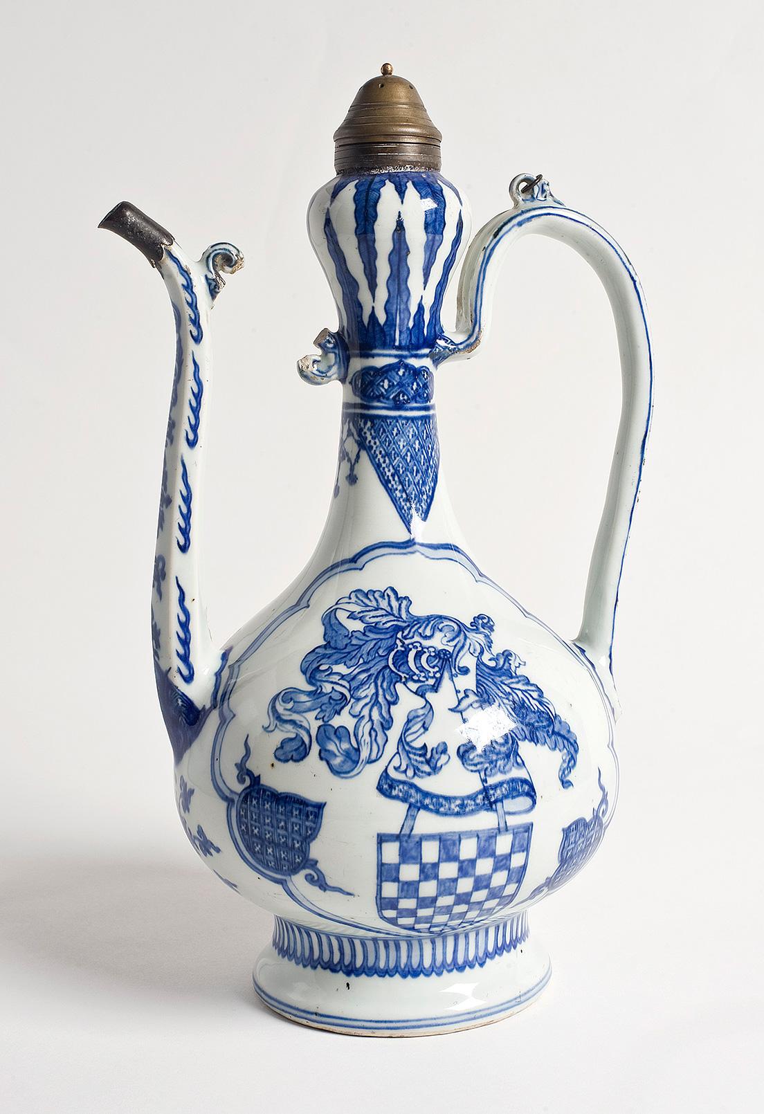 嘉靖時代（1522〜1566年）の、紋章入りの水差し。釉薬の下に青い装飾が施された磁器。Casa-Museu Medeiros e Almeida. photo_ Márcia Lessa