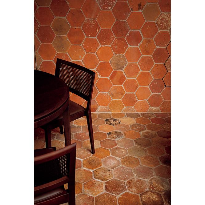 POINT_03 フランス中から集めたテラコッタの壁と床。 南仏、ボルドー、フォンテンブローなど国内各地から集められたテラコッタは、壁と床合わせて22,000枚。濃淡も色調も、赤味の強いもの茶色に近いものと様々だ。