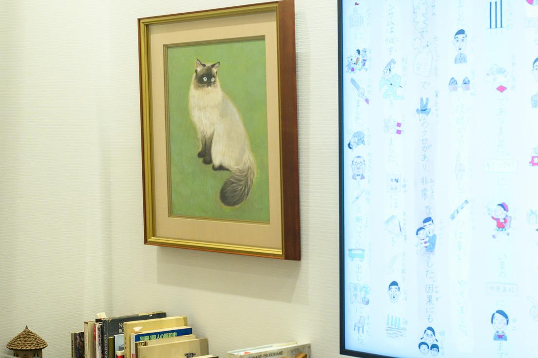 2階常設展示室の入口には、長谷川町子愛用の仕事机が。町子が描いた猫の絵も飾られている。