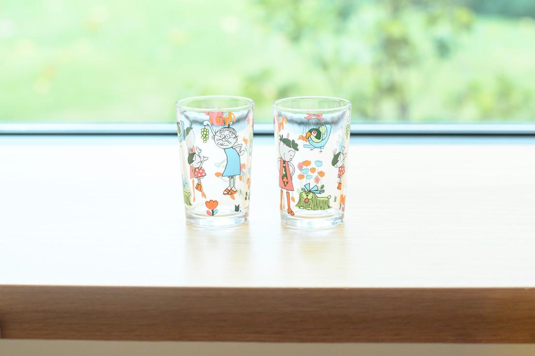 長谷川町子がエプロンのために描いた図案を、昭和の時代から作り続けられているベーシックな形のグラスにシルクスクリーン印刷したコップ。各700円。
