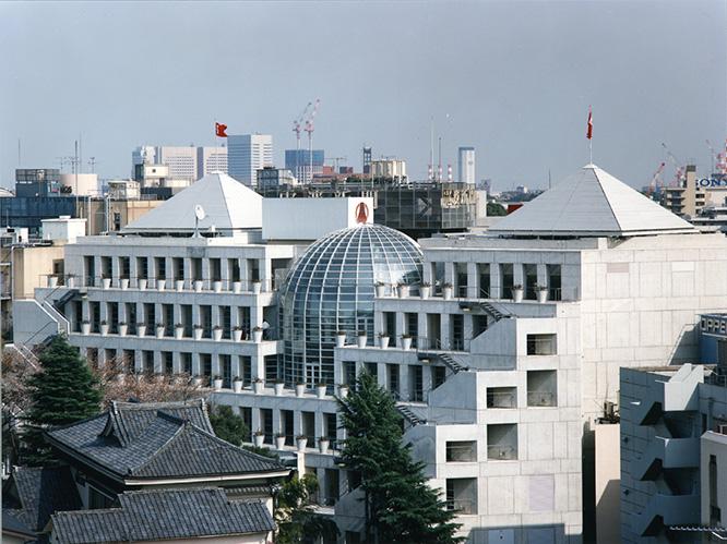 マリオ・ベリーニ設計の〈東京デザインセンター〉。ピラミッド、ガラスのドームなどポストモダン的な要素を手堅くまとめた佳作。
