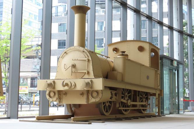 島英雄の「巨大一号蒸気機関車」。ダンボールを使った、全長7メートルの模型。