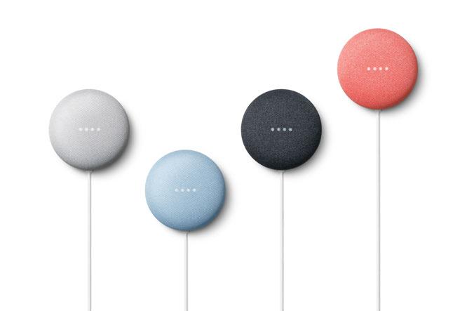 11月22日より販売開始される、第2世代の《Google Nest Mini》。（左から）Chalk、Sky（新色）、Charcoal、Coralの4色が揃った。