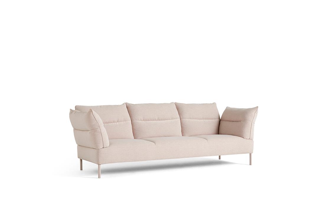 《PANDARINE》Inga Sempé　フランスのデザイナー、インガ・センペによるソファ。バックレストが角度調整可能で、機能性、ベッドの上質な快適さ、そしてエレガントなデザインを両立させている。