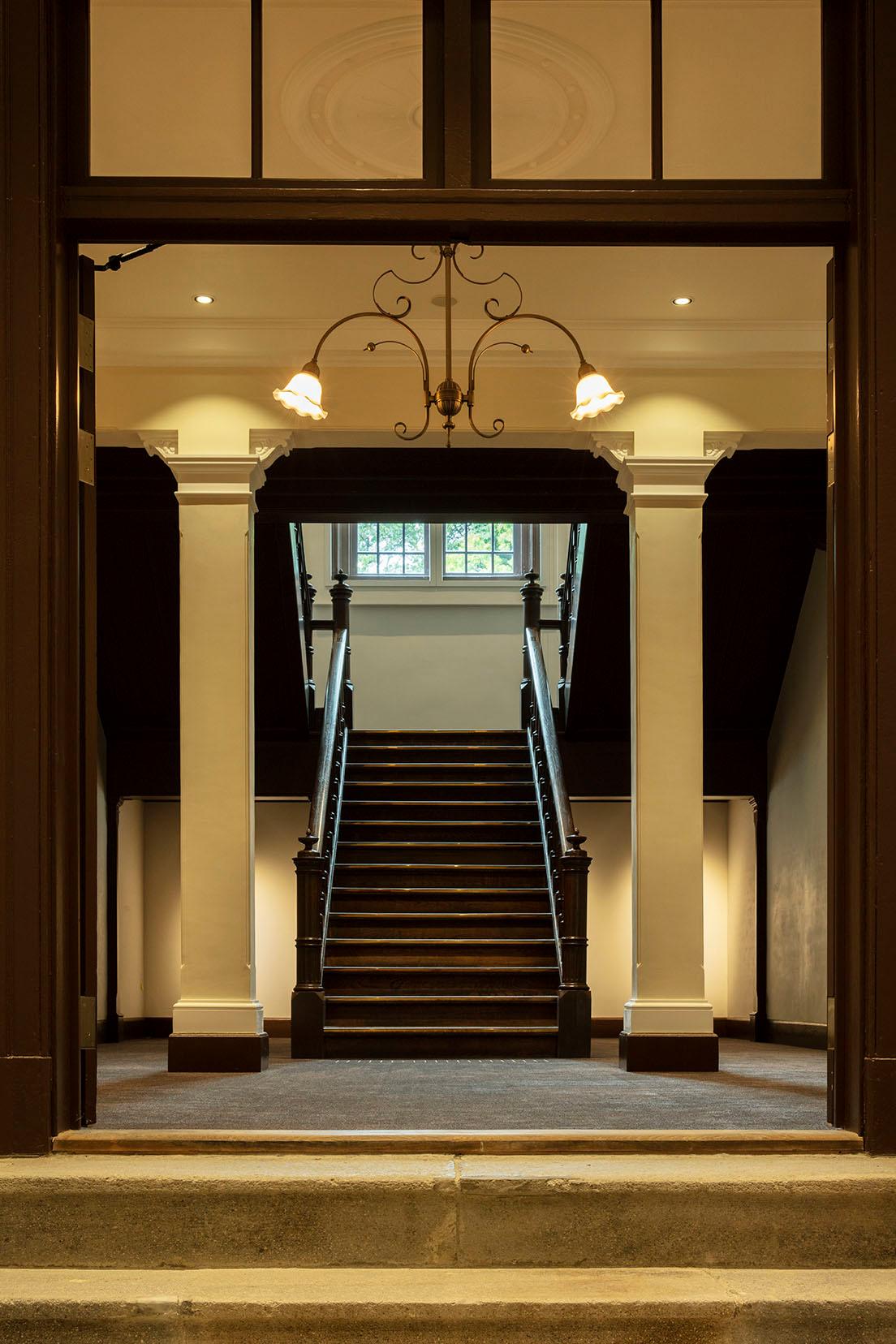 展示棟の中央にある階段室。柱頭や天井の装飾にも注目だ。