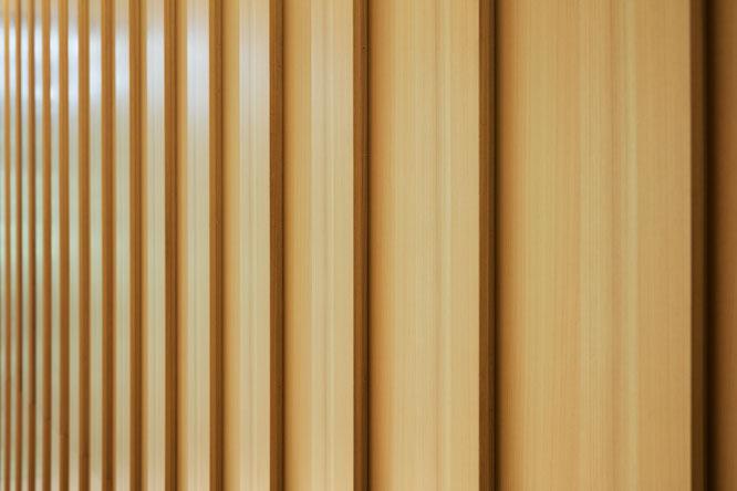 展示室の外壁には、板を互い違いに重ね合わせて、規則的な凹凸を出す大和張りを採用。建物の外装にも同じ寸法の大和張りが使われ、入れ子の状態にしている。