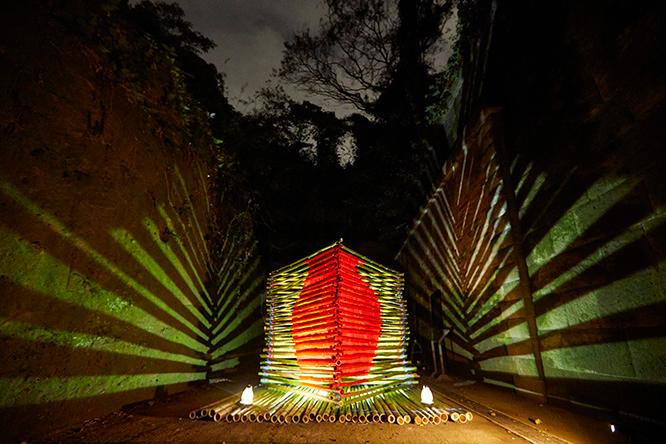 ジェニー・秦・ブルーメン《色と景観の相互作用》。竹を組んだオブジェから光が漏れる。