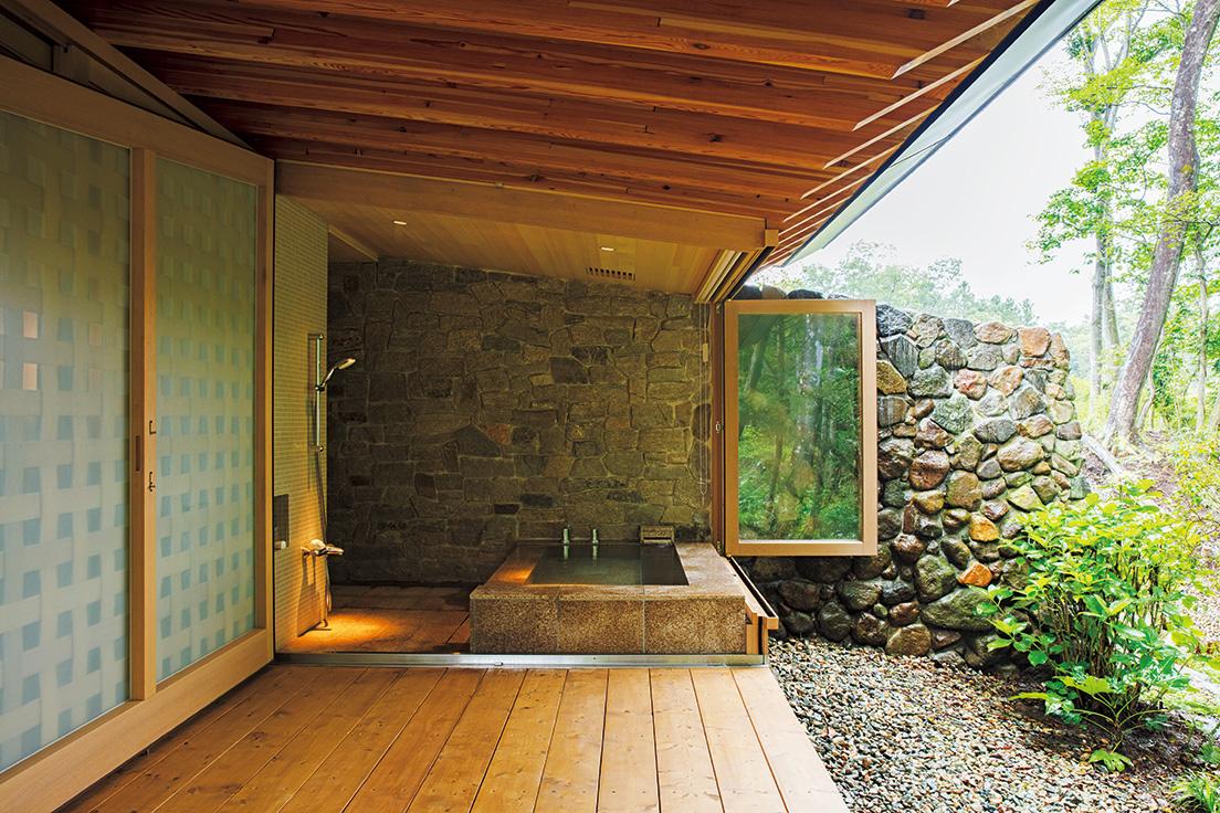 二面が開放でき、半露天になる浴室。擁壁には、造成時に出た石を利用している。