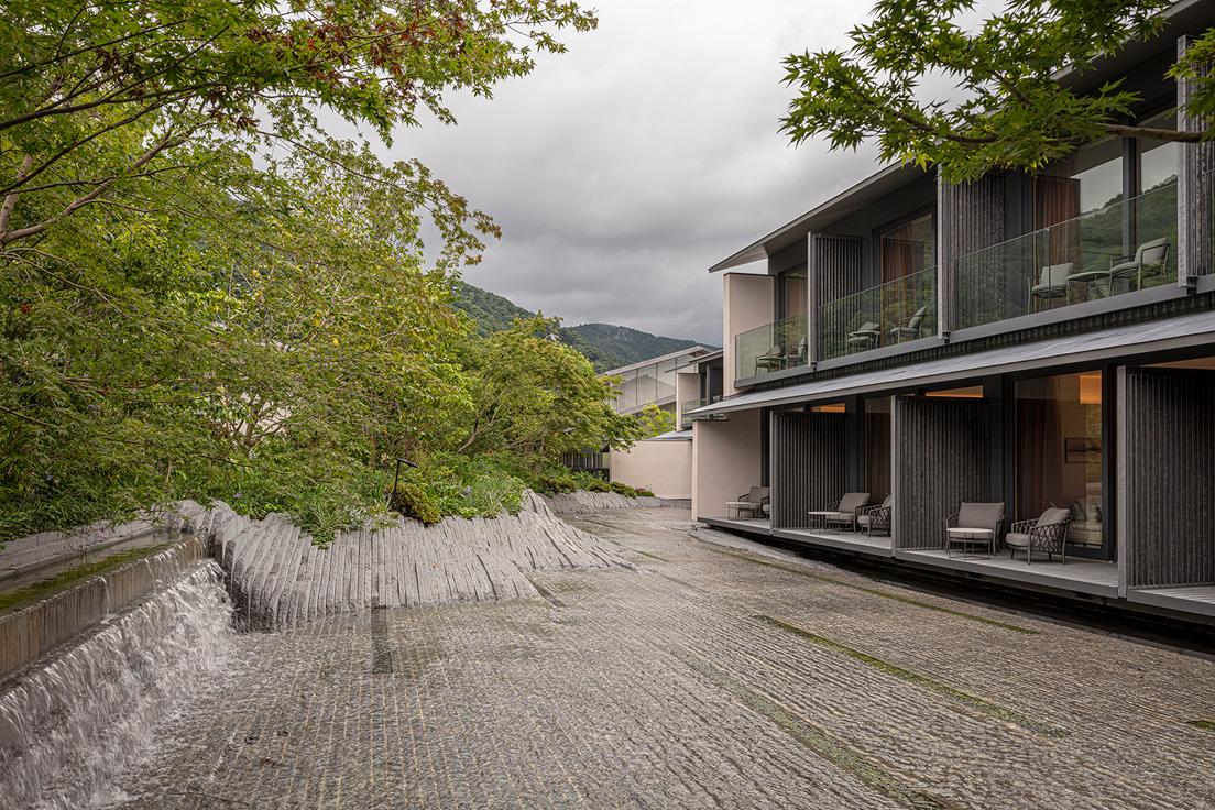 〈MUNI KYOTO〉は全21室。全面窓から桂川や主庭となる「黒の庭」の景色を楽しむことができる。