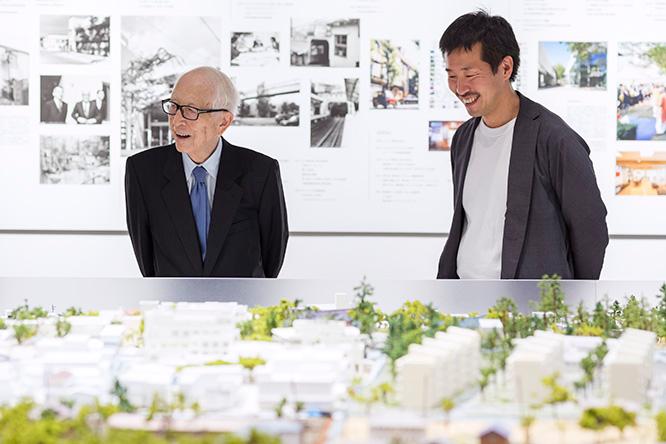 『HILLSIDE TERRACE 1969-2019　—アーバンヴィレッジ代官山のすべて—』展会場で、設計者の槇文彦と、展示されているジオラマ製作を指導した建築家の川添善行（写真右）。　photo_Shin-ichi Yokoyama