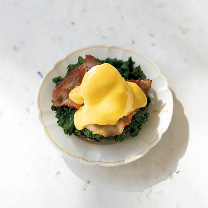 伝統フレンチ卵料理ウッフ・ベネディクトをモダンに解釈した《ポートベロー・エッグス・ベネディクト》。