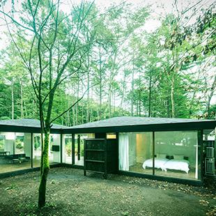 軽井沢の森に、TNAが設計した別荘のようなホテルが誕生。