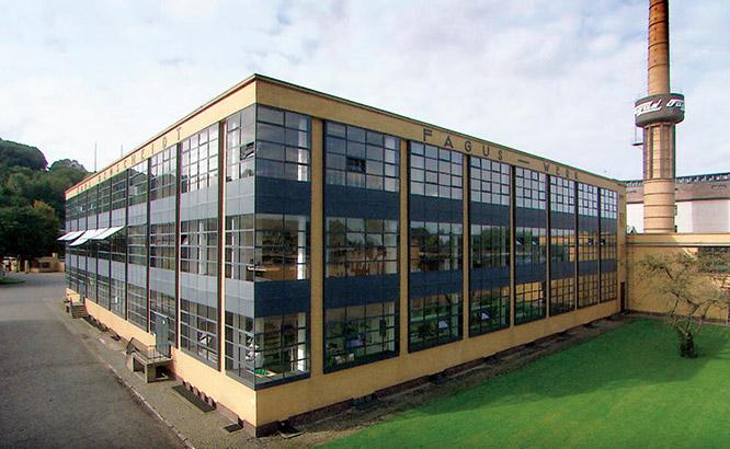 『ファグス─グロピウスと近代建築の胎動』 　2012年、世界遺産に登録された北ドイツの工場建築〈ファグス・ヴェルク〉。Ｗ・グロピウスがバウハウス校舎を手がける直前に設計した、当時、誰も見たことがない光溢れる工場だ。現在も現役。1９11年の建設計画当時をファグスの経営者と設計者の2つの視点で振り返る。なぜ近代建築は鉄とガラスでつくられたのか。その理由がわかるはず。出演 ： アンネマリー・イエギ、エルンスト・グレーテン、ヴァルター・シャーパー（2011／ドイツ／27分）