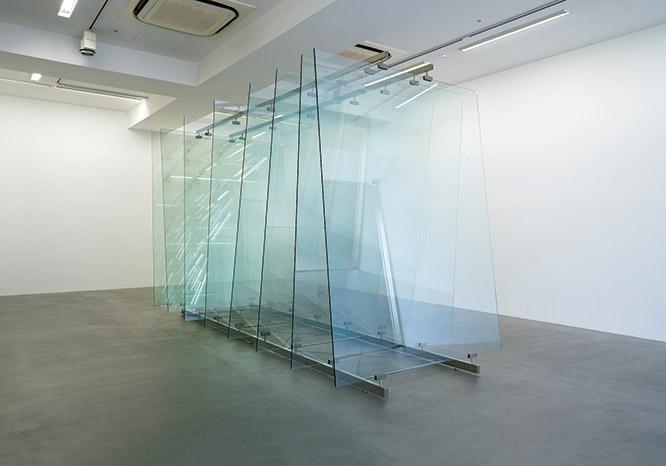 Gerhard Richter　ゲルハルト・リヒター《8枚のガラス》（2012）。ガラス、スチール構造物。ワコウ・ワークス・オブ・アート蔵。8枚の大型ガラスが姿を映し出す、巨匠リヒターの大型作品。©Gerhard Richter, courtesy of WAKO WORKS OF ART Photo: Tomoki Imai