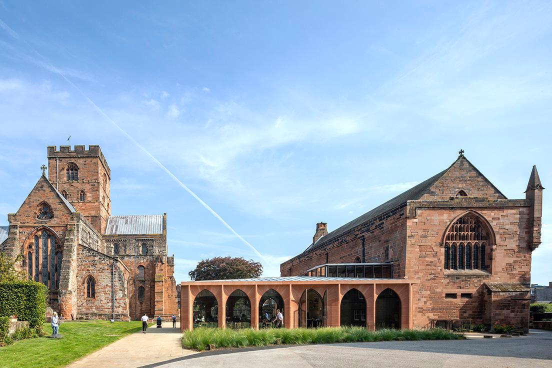 左が現在も教会として使われている大聖堂で、右が修道院の食堂などだった〈フラタニー〉。パビリオンは〈フラタニー〉と接続する。　photo_Peter Cook