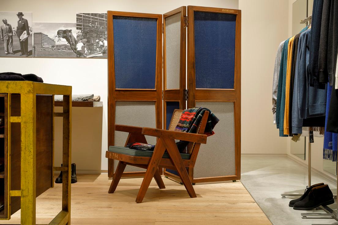 《Folding screen》はジャンヌレのパーテーションに新たに〈ジョン スメドレー〉の生地を貼ったコラボレーションアイテム。