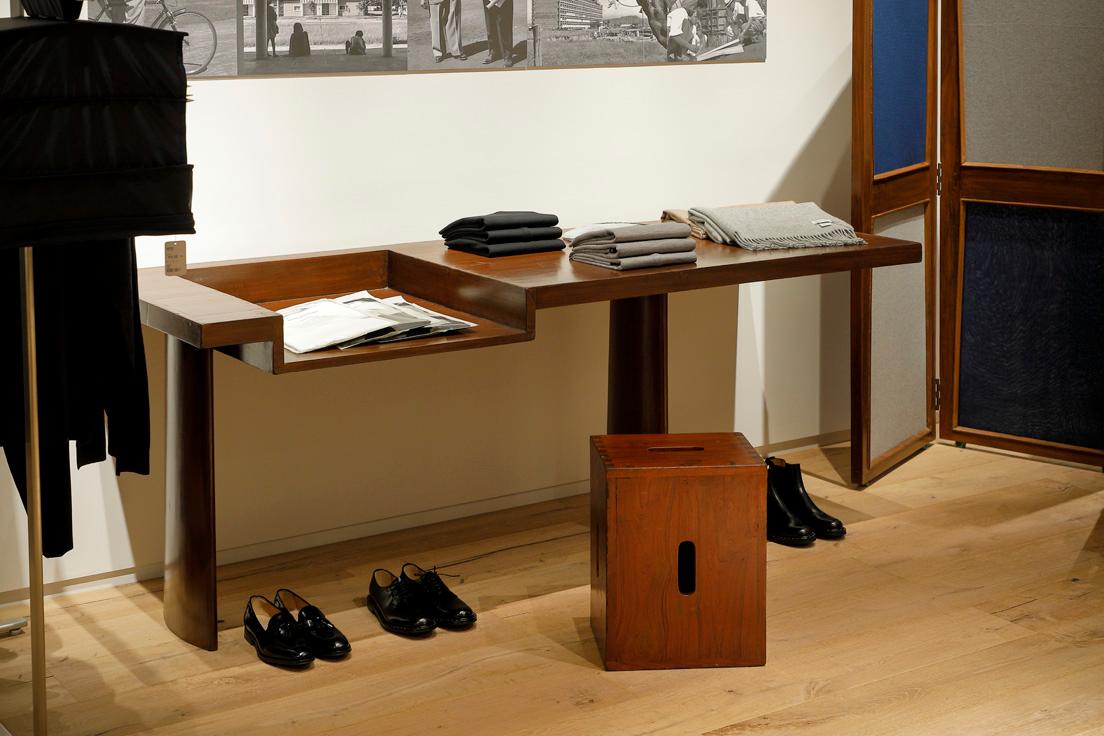 コルビュジエとインドの建築家バルクリシュナ・ドーシによる《Desk-Console》。手前はコルビュジエとジャンヌレによる《Cube》。