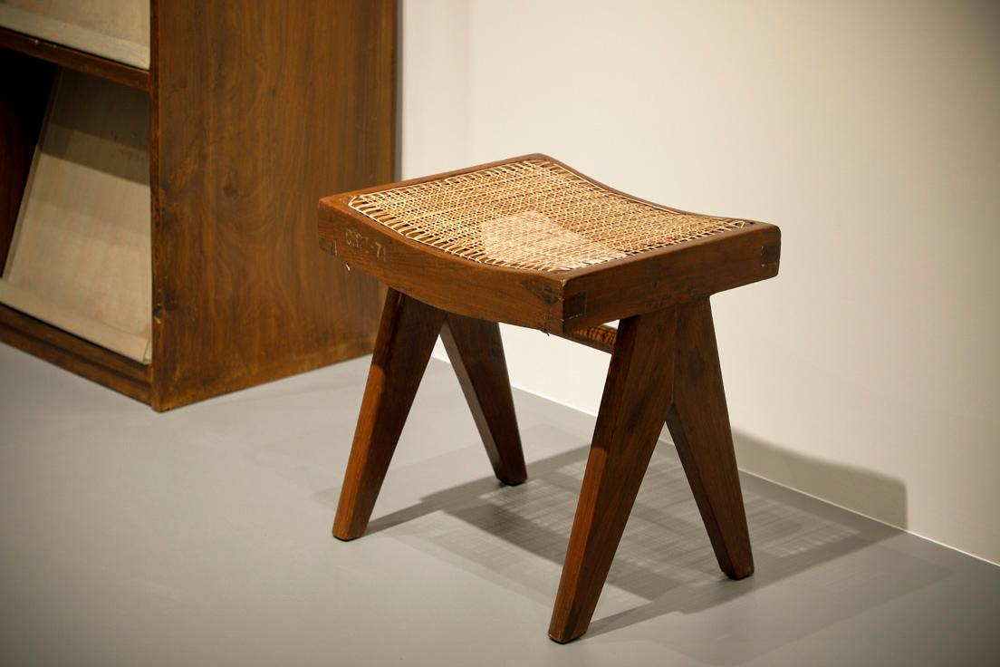 座面に編んだラタンを使った《Low caned stool》。このようにジャンヌレの作品にはインドで使われる素材が多用され、職人の手仕事が見てとれる。