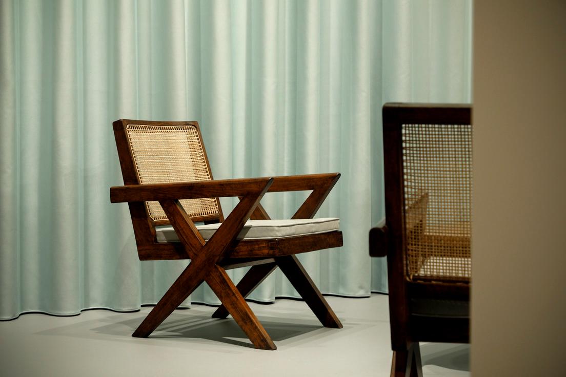 チークの無垢材とラタンを組み合わせた《Cross easy chair》。