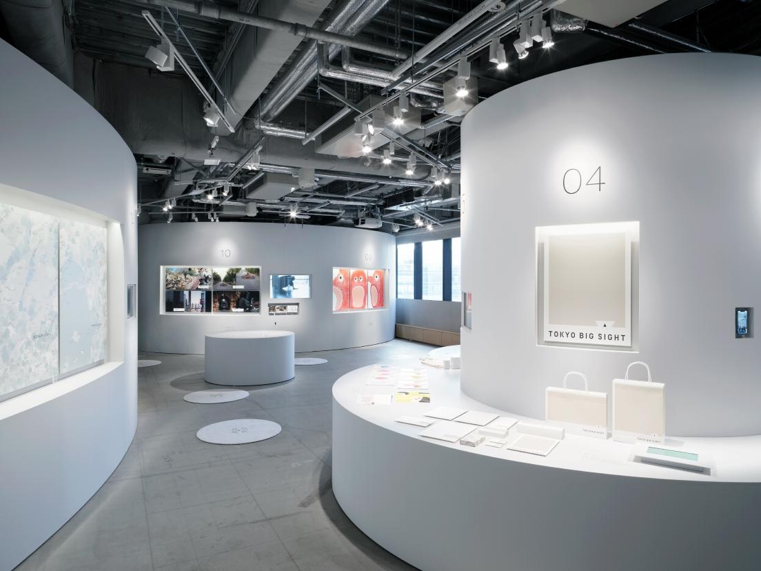 色部義昭がディレクションした会場は、日本デザインセンター内〈POLYLOGUE〉の円柱やライブラリーを生かした空間に。今回は60のプロジェクトのうち30を展示。残り30のプロジェクトは、“Vol.2”として2021年1月12日～2月19日まで同所で開催する。　photo_Rico Okaniwa, Nippon Design Center, Inc.
