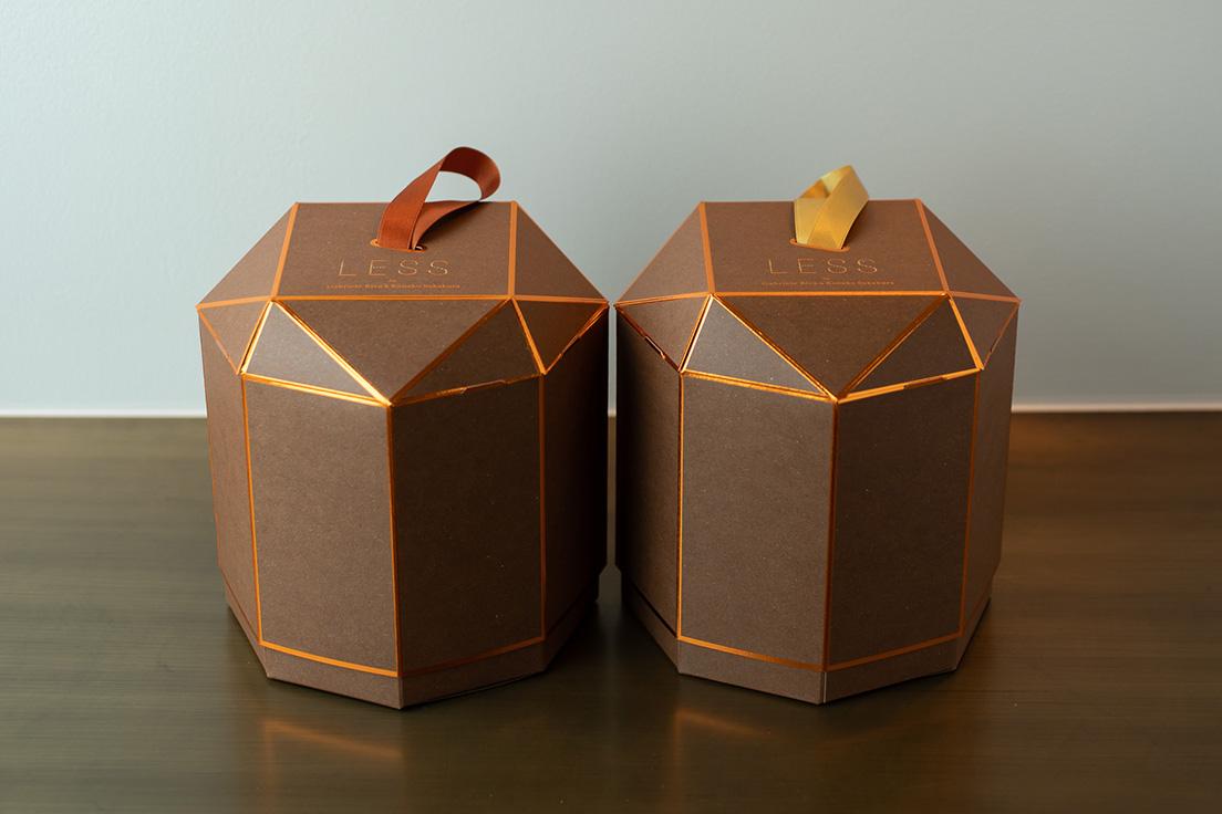 左のミルクチョコレートやオレンジなどが入った「GRパネットーネ」3,800円と右の「アグルミ パネットーネ」のパッケージ。