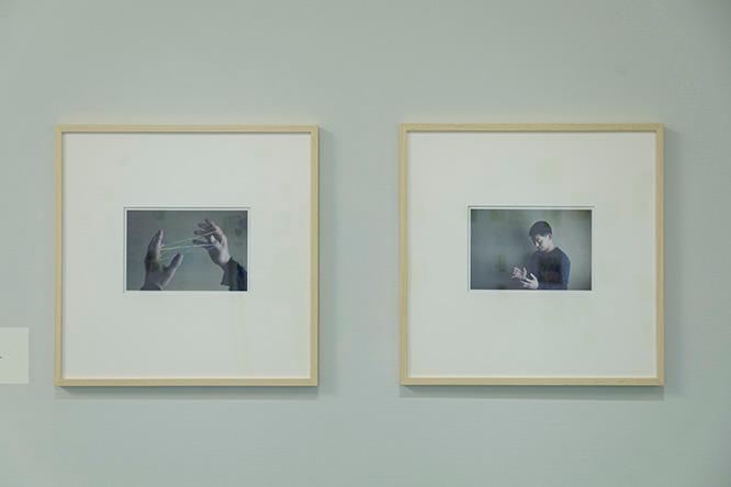 ポスターに使われた手の写真と、同じ時に撮った皆川の写真は、会場の最後の展示室「空」にある。