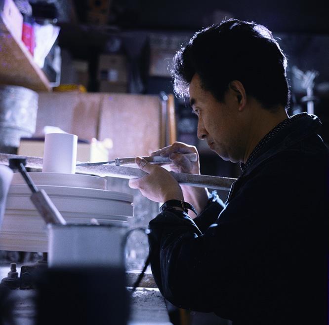 石膏ロクロで作業をする柳宗理。　©YANAGI DESIGN OFFICE