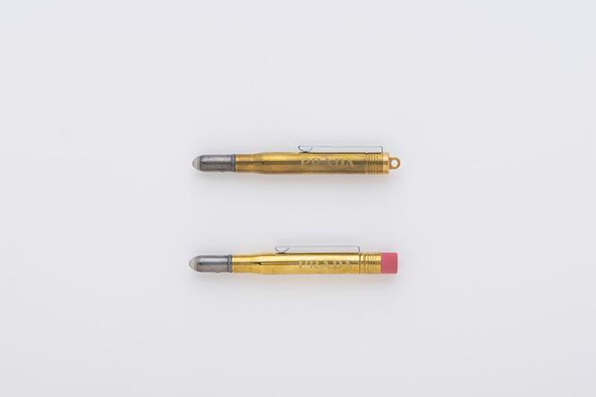 持ち歩きに最適な筆記具。（上から）ブラスボールペン6,000円、ブラスペンシル5,000円（キャップをはめた状態）。　photo_Keiko Nakajima