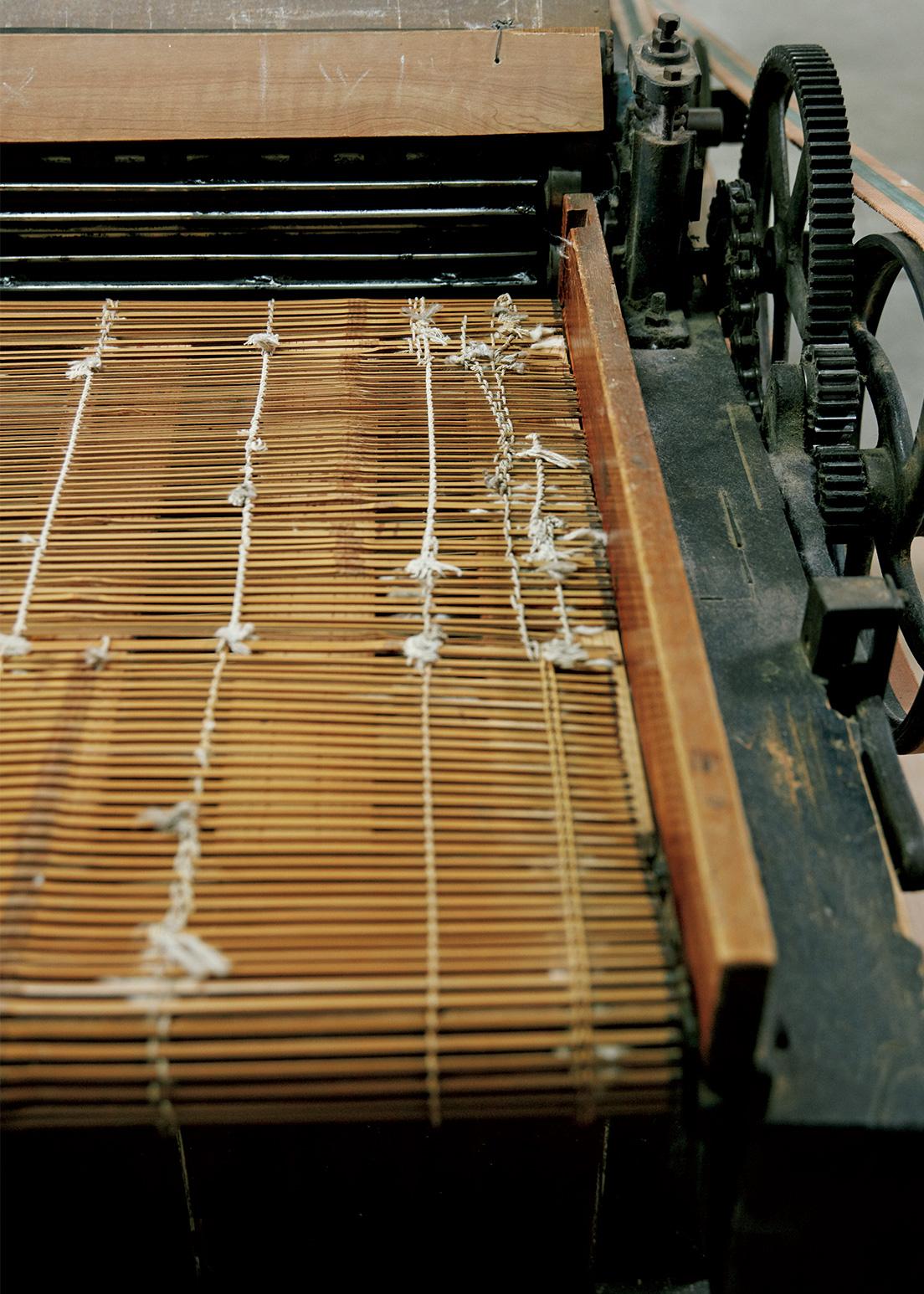 右／代々継がれてきた製綿機。数種類の綿を調合混綿し、柔らかさと反発力のある綿に整える。