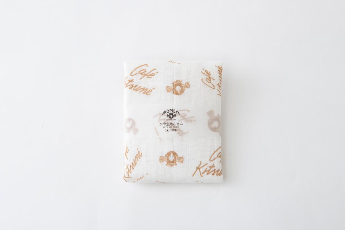 《かや生地ふきん》660円。蚊帳生地の産地である奈良で作られた布巾を、一枚ずつ職人の手で捺染（なっせん）、乾燥させた布巾。