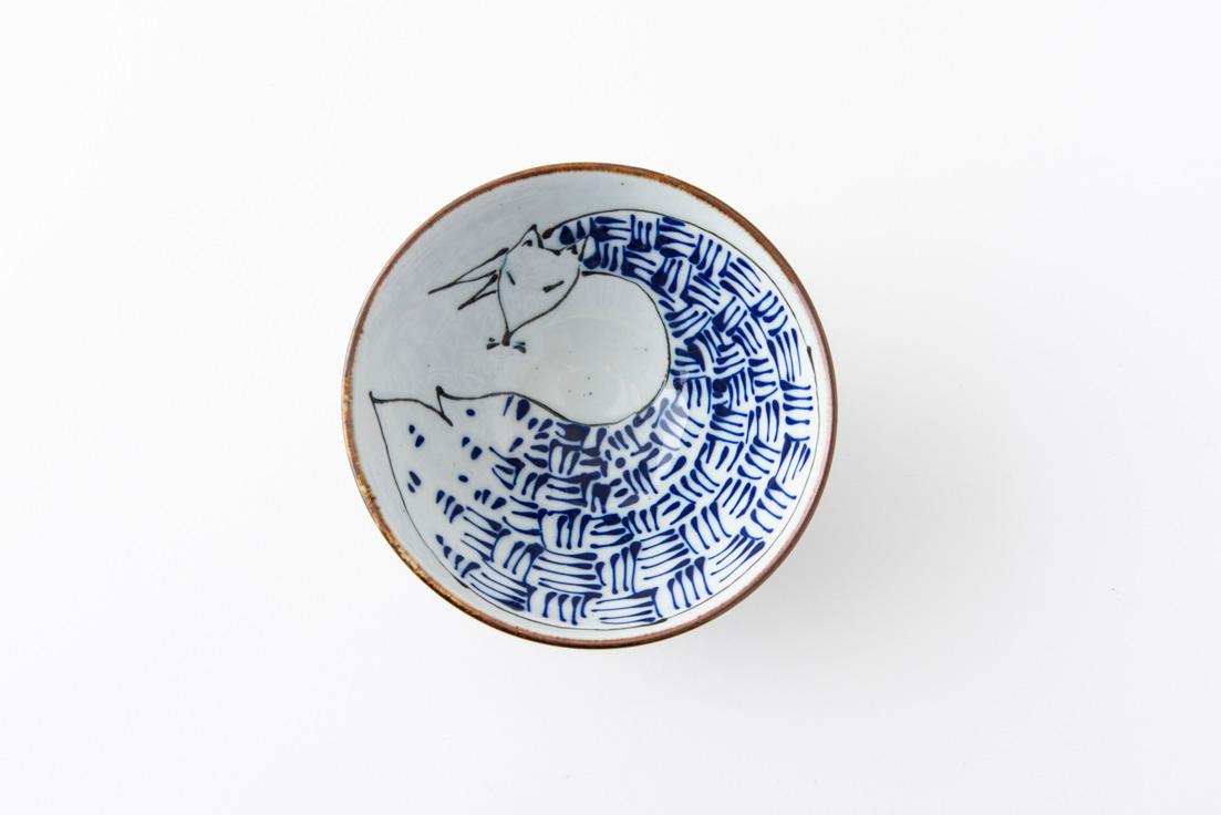 波佐見焼の伝統的な「くらわんか茶碗」の形状を参考に、土やふちの風合いや絵柄など、細部までこだわった《波佐見焼茶碗》3,520円。